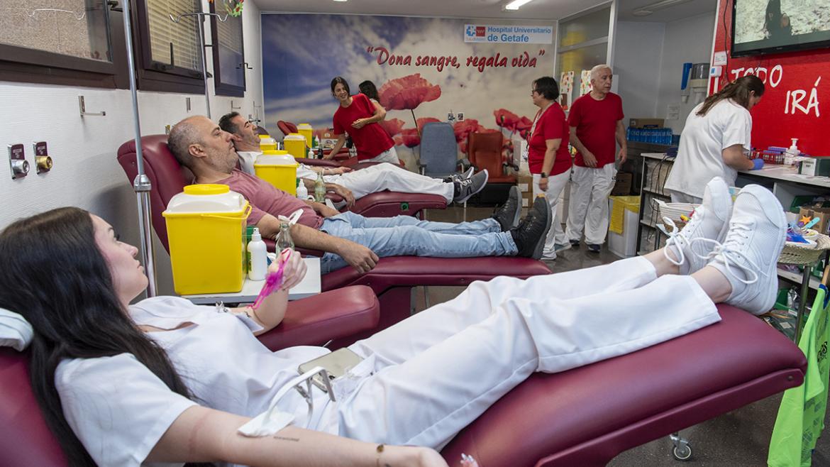 Profesionales y usuarios del centro donando sangre 