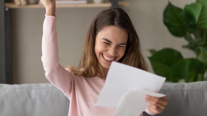 Estudiante contenta leyendo una notificación