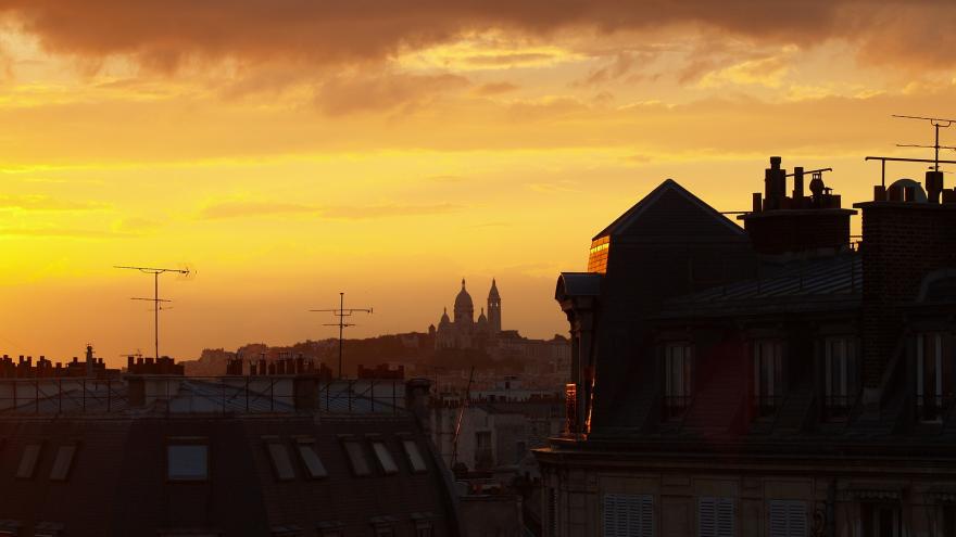 Ciudad vista desde lo alto al atardecer