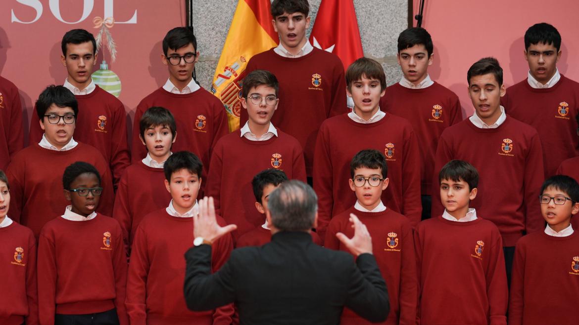 Niños de coro escolar cantando en la Real Casa de Correos 