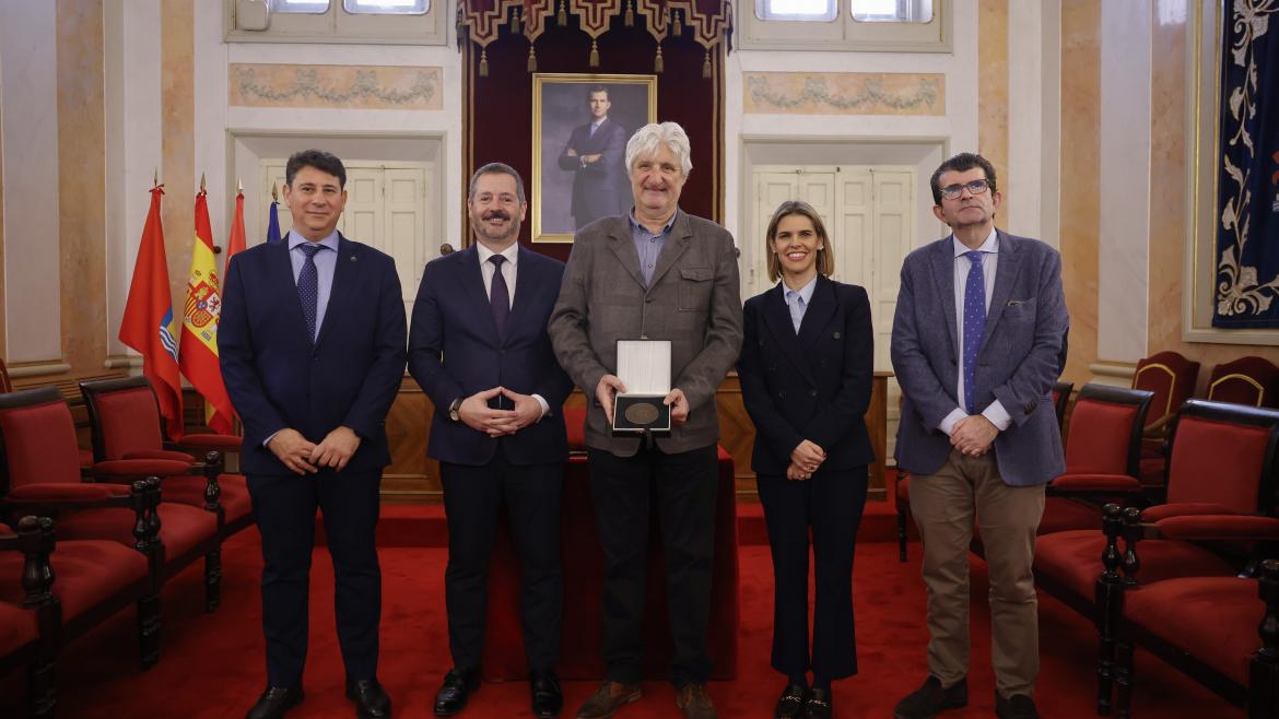 El consejero Mariano de Paco Serrano en la entrega del Premio Ciudad de Alcalá de Patrimonio Mundial al Museo Arqueológico y Paleontológico 