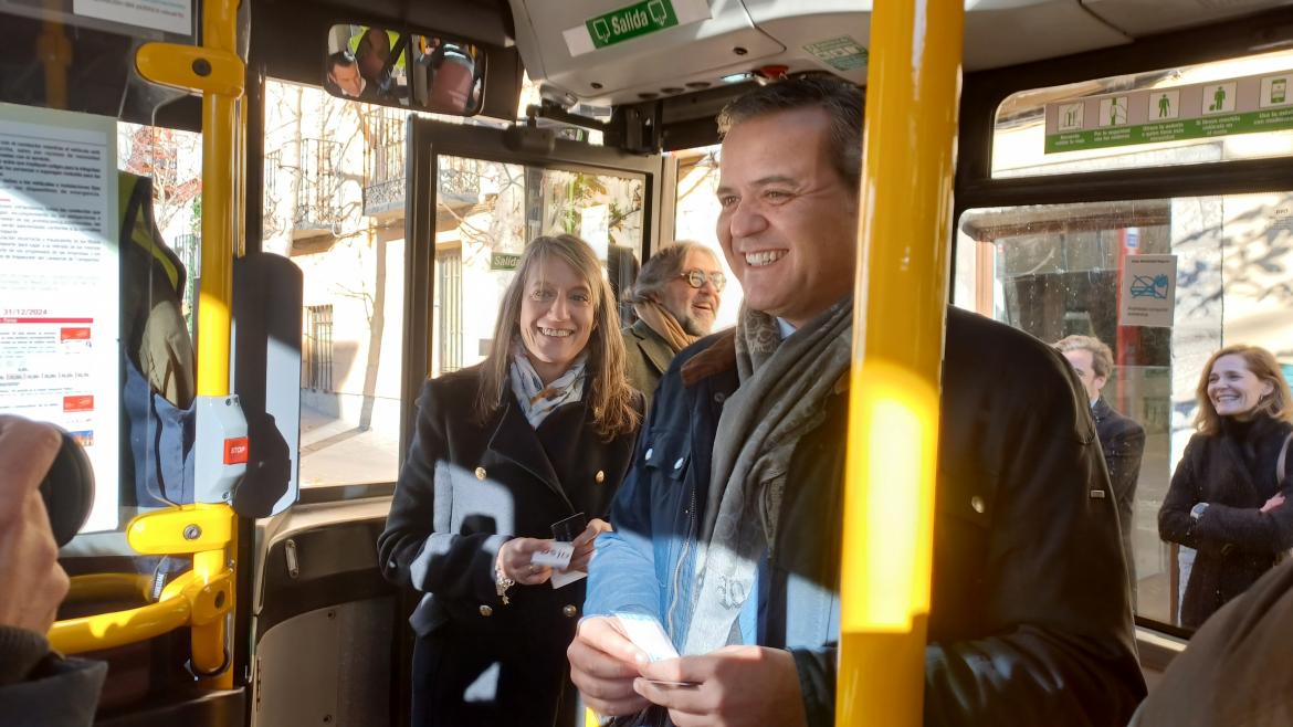 La Comunidad de Madrid incorpora el pago con tarjeta bancaria del billete sencillo en los autobuses urbanos de cuatro municipios El consejero Rodrigo