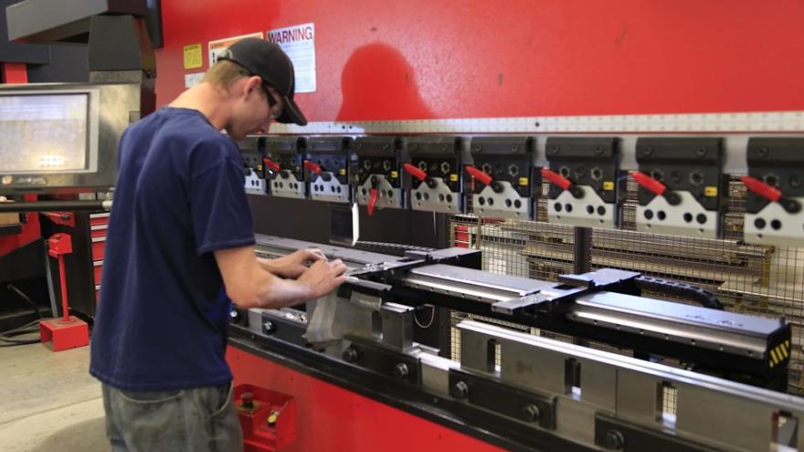 joven matricero trabajando en taller