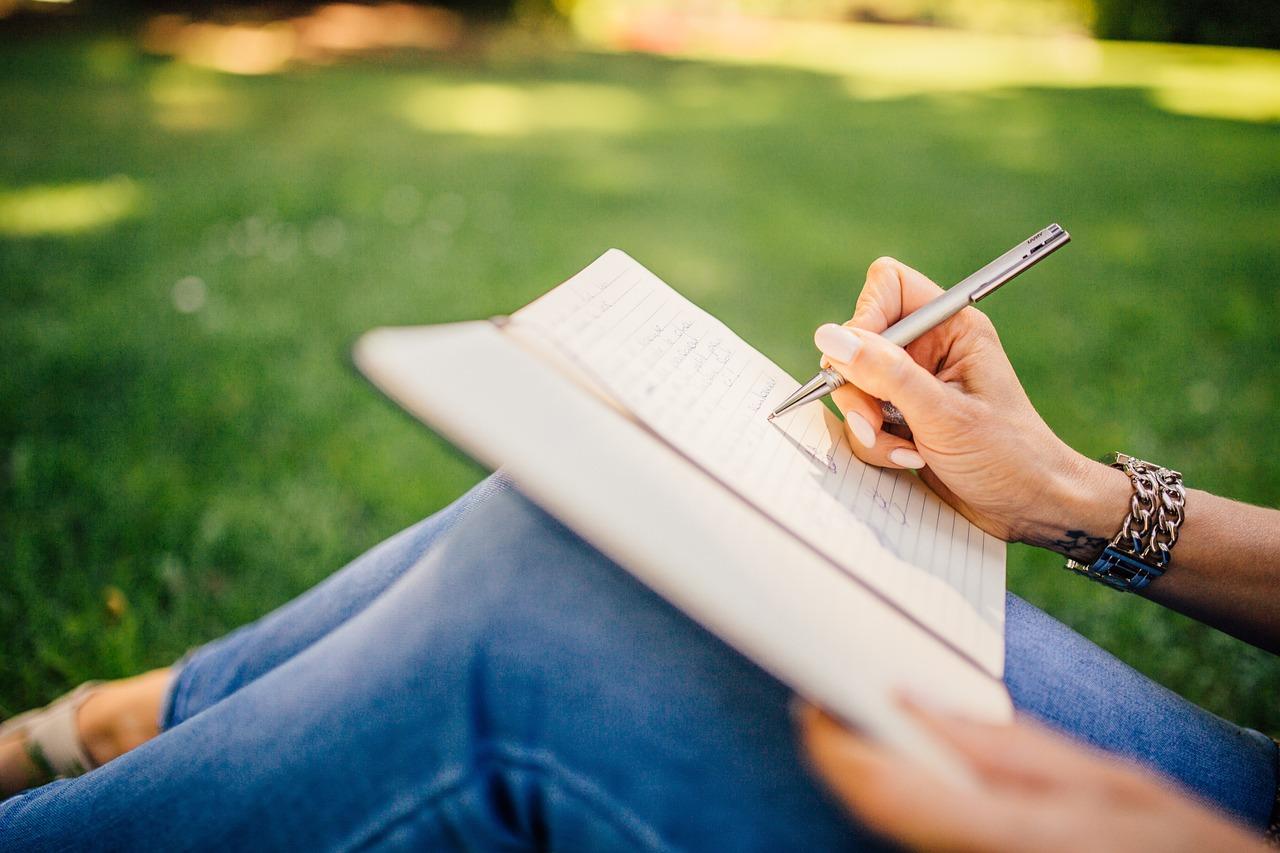 Chica escribiendo en un cuaderno