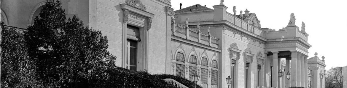 Fotografía en blanco y negro de la fachada del palacio nuevo