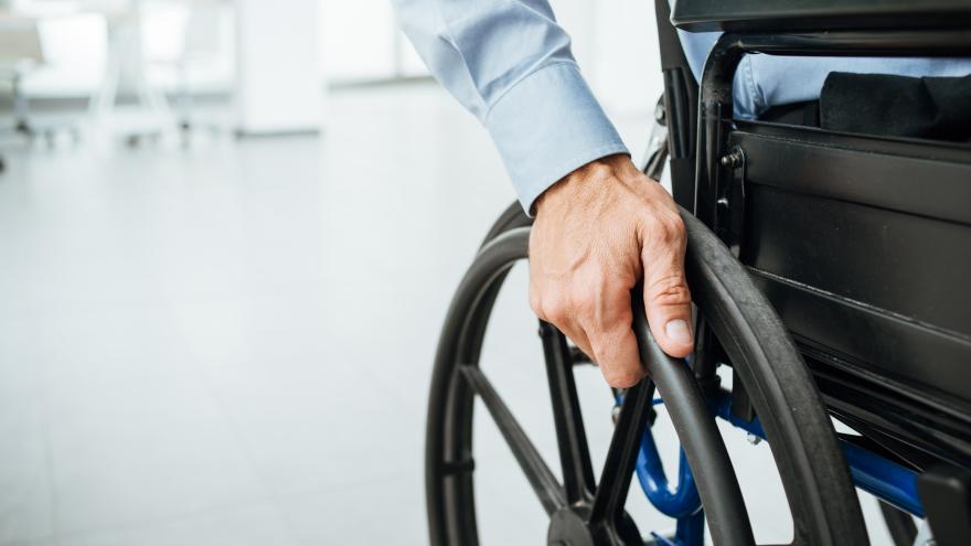Persona en silla de ruedas Persona con discapacidad física sentada en silla de ruedas