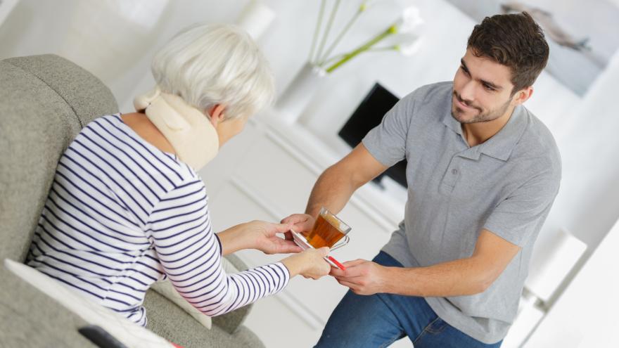 Joven ofreciendo taza de té a una anciana