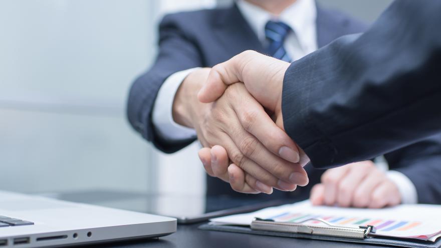 Acuerdo Dos personas dándose la mano