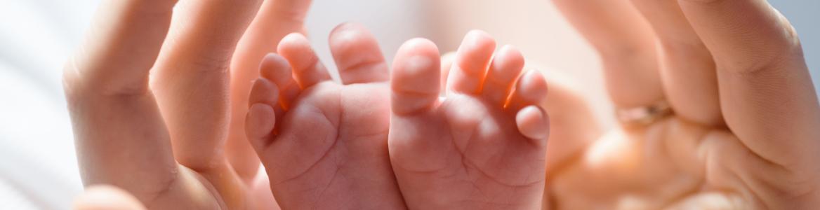 Asuntos sociales manos madre bebé