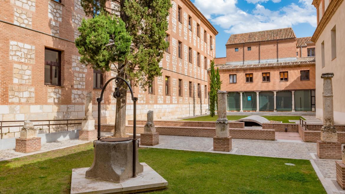 Patio universidad madrileña