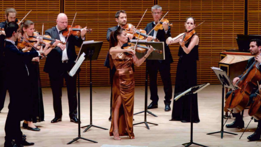 músicos con instrumentos clásicos en escenario