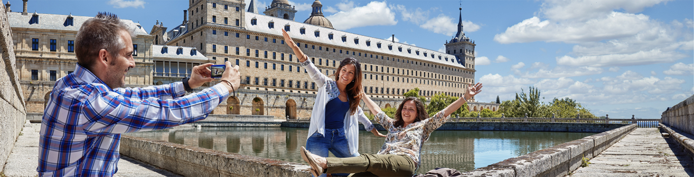 Turistas fotografiándose en El Escorial