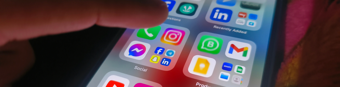 La pantalla de un móvil mostrando iconos de redes sociales