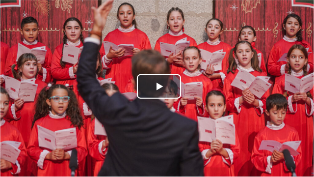 Thumbnail para video de villancicos, que muestra a un coro de niños con estrellas en las manos